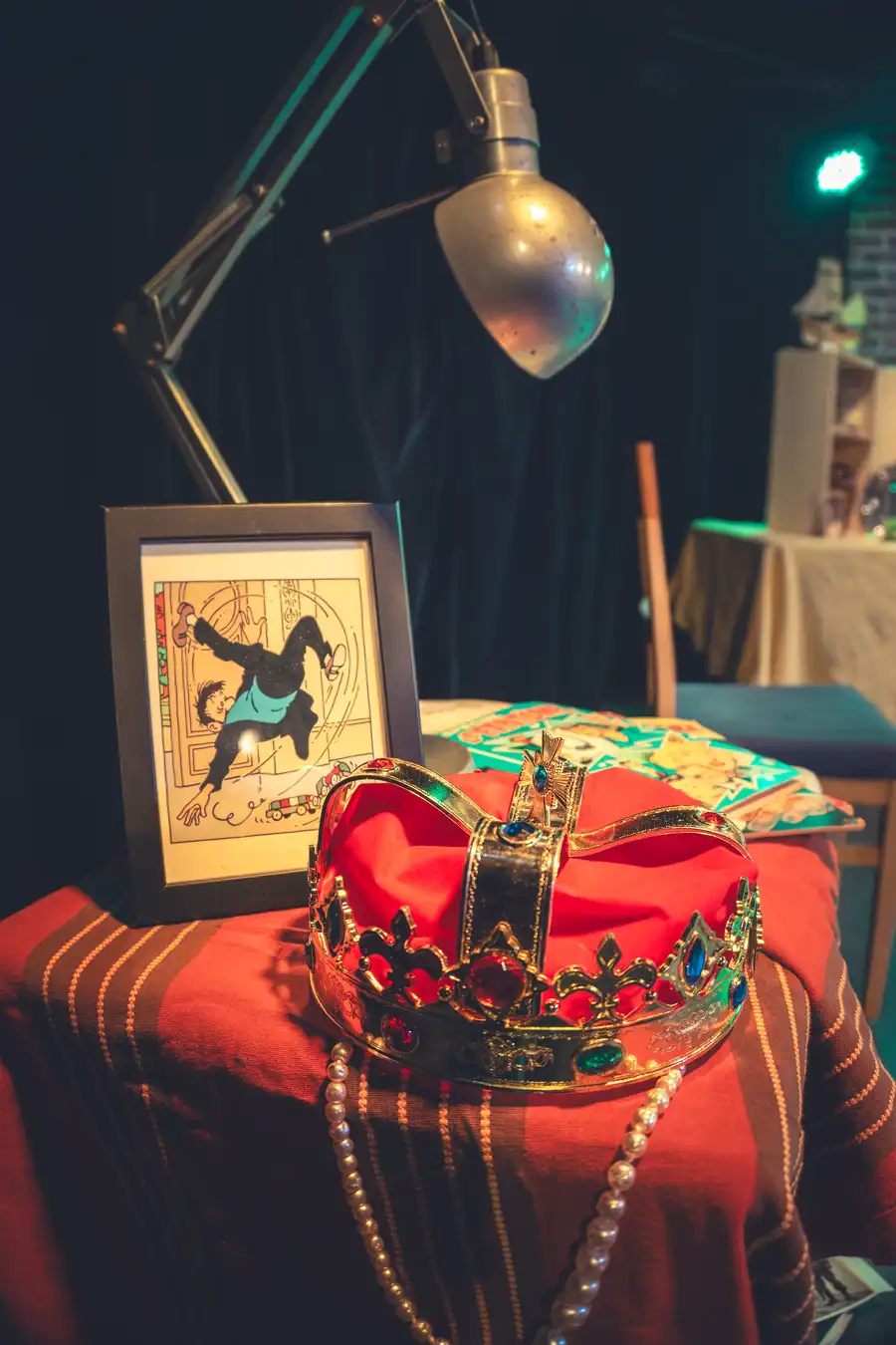 Décor de La Pierre de Khezer — détail couronne et bande dessinée