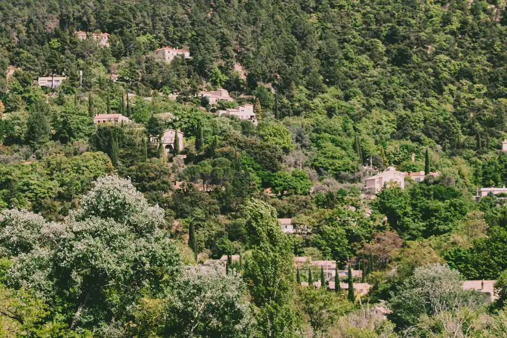 Village accroché à un coteau boisé — série photo personnelle