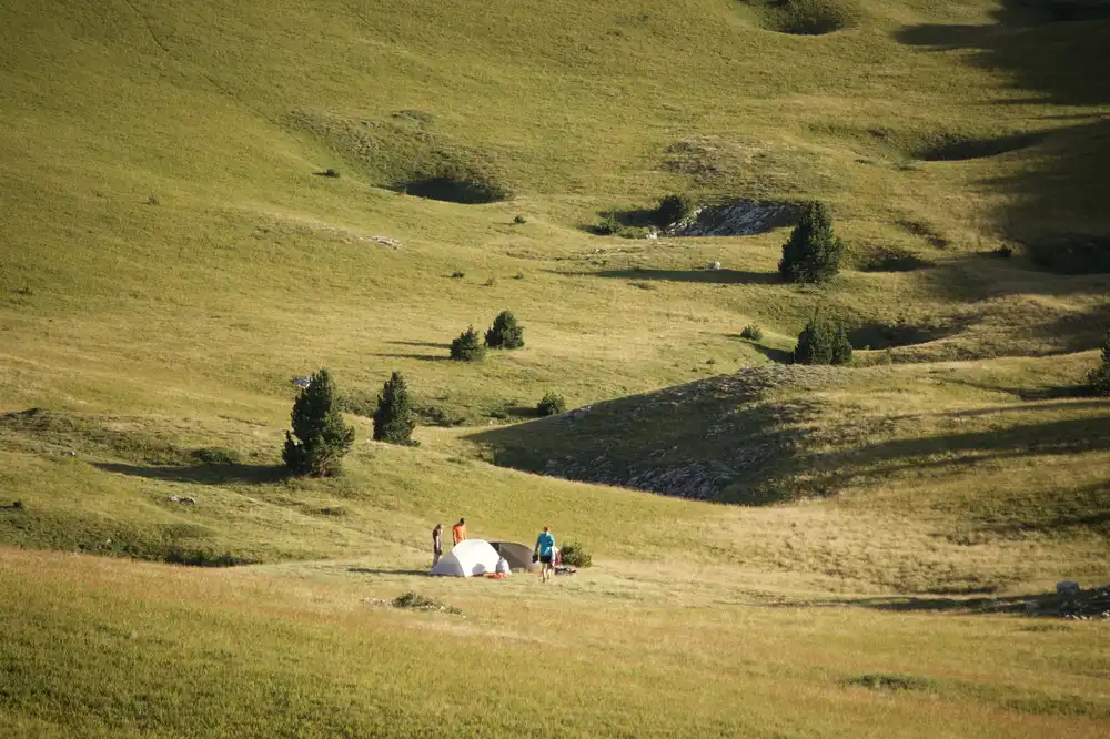 Campement au milieu des collines