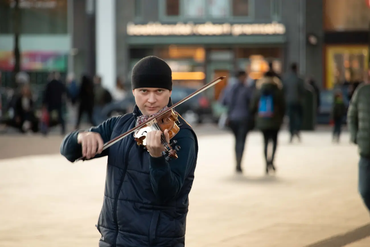 Violoniste de rue, portrait face caméra