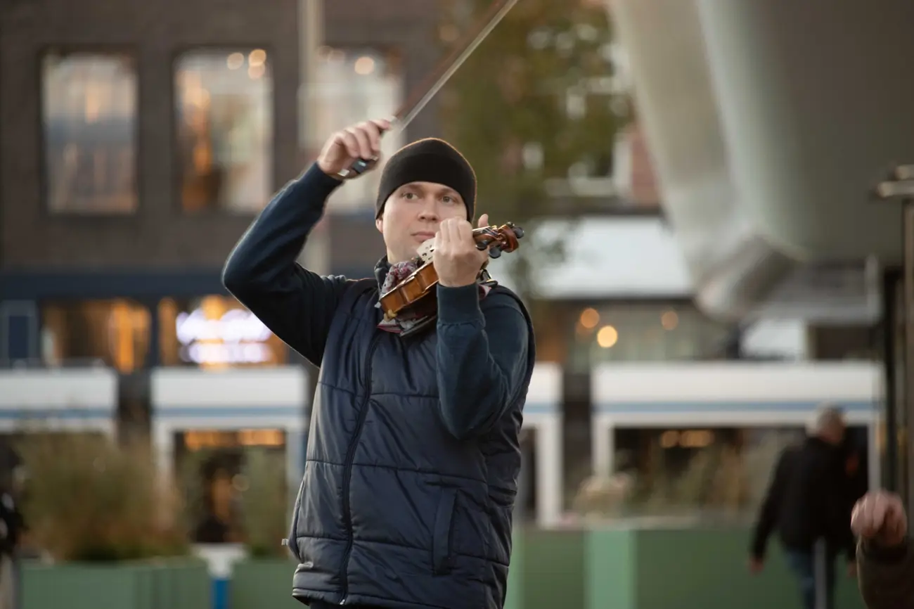 Violoniste de rue, archet levé